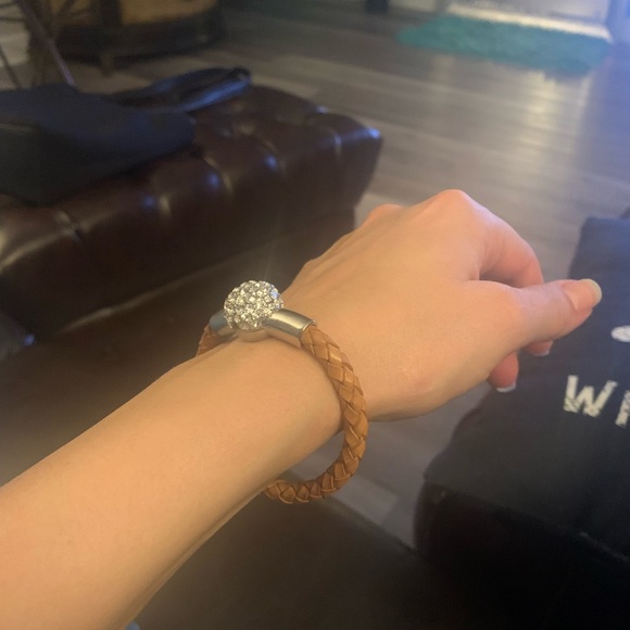 Brown leather bracelet with magnetic jeweled clasp - Picture 2 of 3